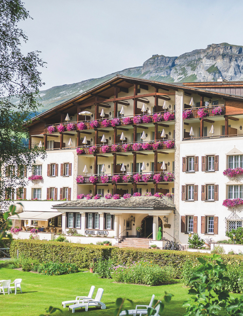 Hotel Adula im Sommer